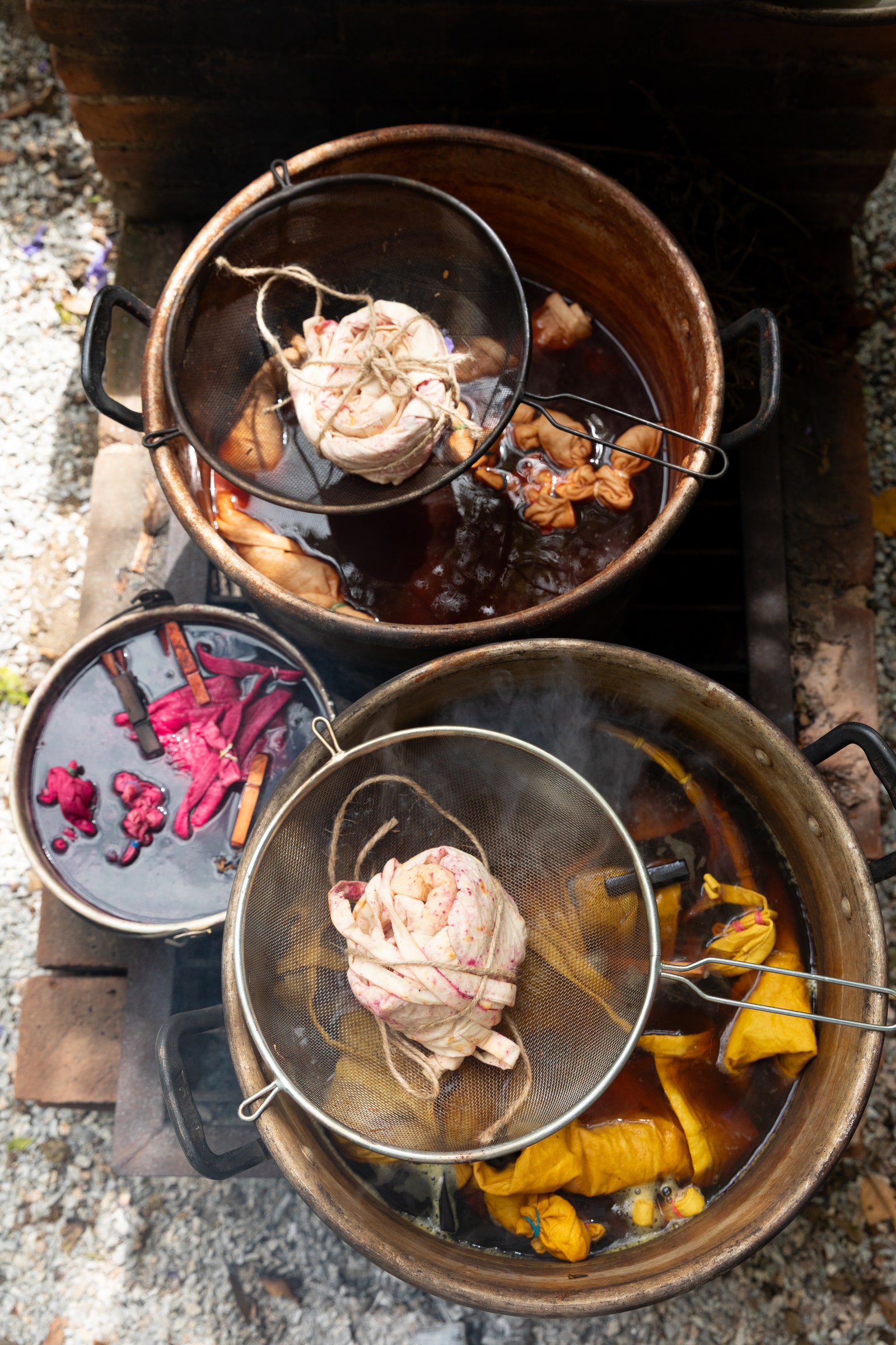 Images may contain cooking pots, cookware, food, meals, food performance and dishes